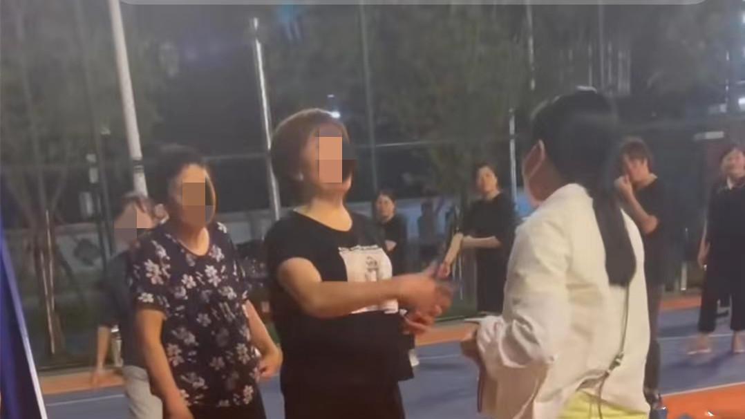 排外？福建一女子拆掉公园篮球框，还倒打一耙怪闽南人欺负她