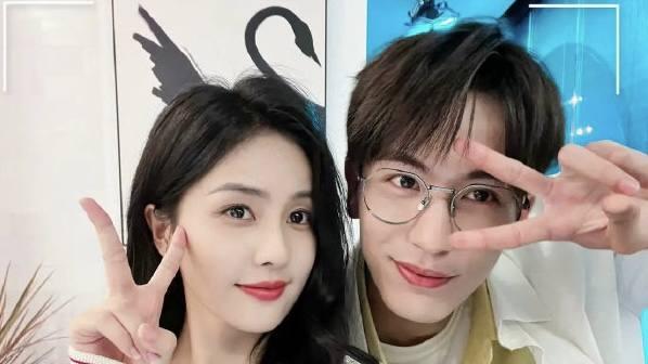 周冬雨|知名演员姐弟恋被曝上热搜，网友神评：这俩人孩子的眼睛得多小