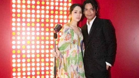 郭碧婷|郭碧婷和向佐同框亮相，她穿印花裙美如仙女，向佐胡子拉碴像反派