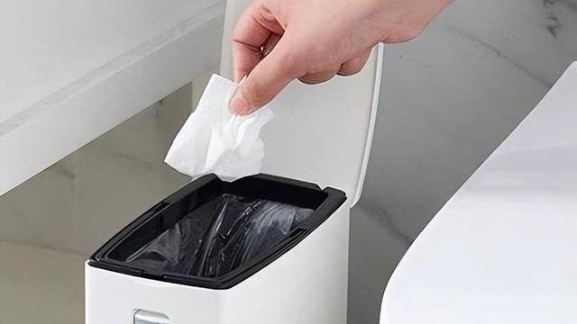 用过的厕纸，应该冲走还是扔纸篓里？原来这些年一直都做错了