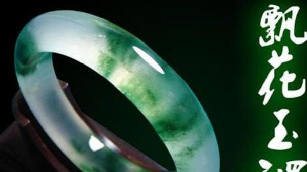 翡翠手镯|翡翠手镯和玉镯的差别，质地色泽都不一样，适合自己是最好的