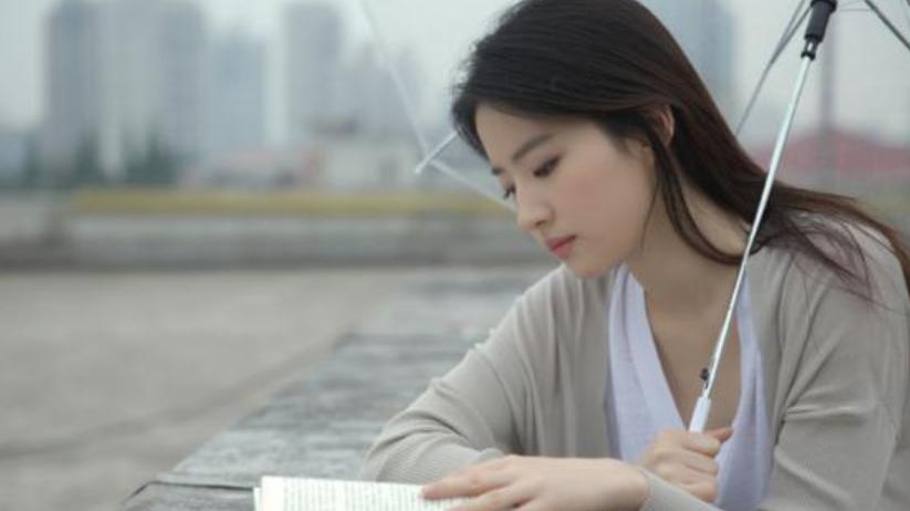 刘亦菲|刘亦菲同好友逛街，珠宝店适配首饰