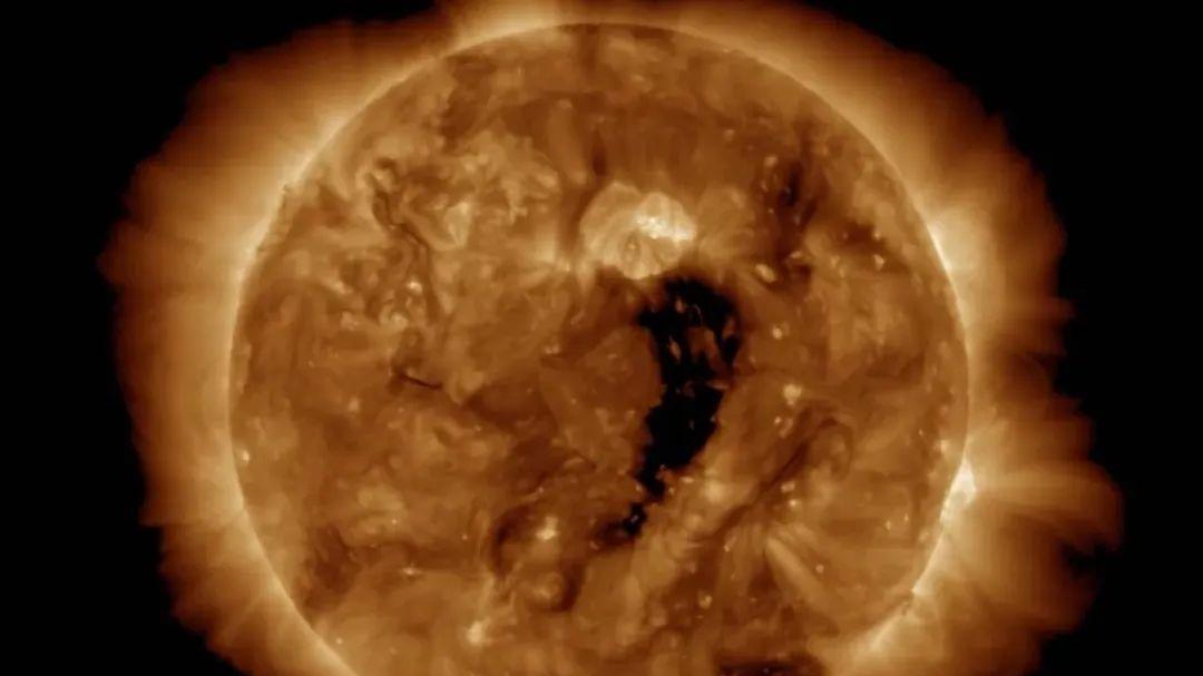 太阳表面出现巨大缺口，碎片正高速飞向地球