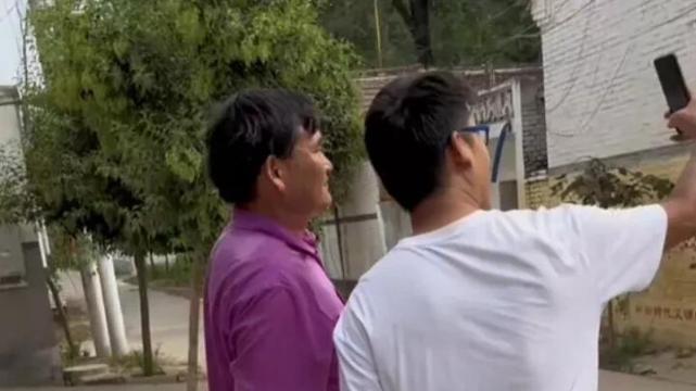 朱之文|大衣哥下地干活是炒作？裤子上全是泥巴