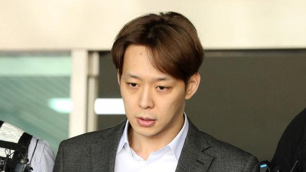 朴有天|朴有天离开韩国了，友人爆料「跟弟弟住泰国」：他很想回演艺圈