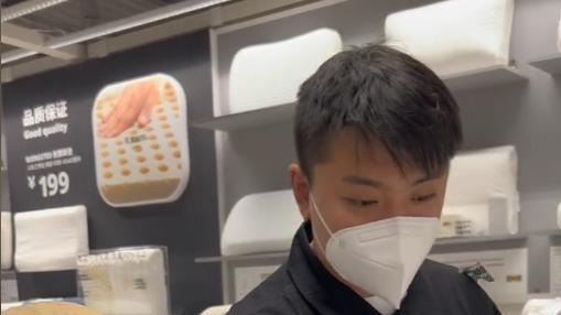 崔晋|崔晋带妹妹买宿舍用品，审美与晋妈产生分歧，网友关注点却在衣服