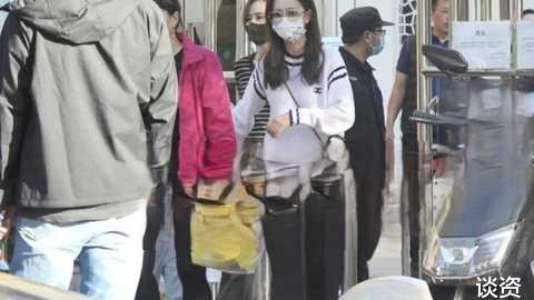 陈思诚|佟丽娅牵儿子逛公园，6岁朵朵暴风成长好壮实，眉眼太像陈思诚