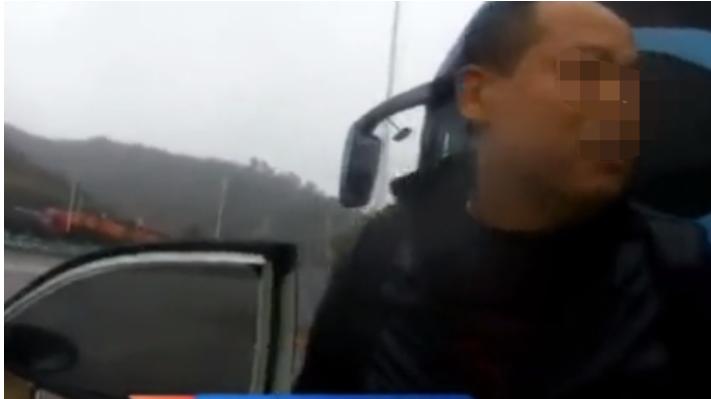 贵州，一辆卧铺大巴车驶入服务区，准备加点油，一名男子趁着这个间隙，下车去上厕所