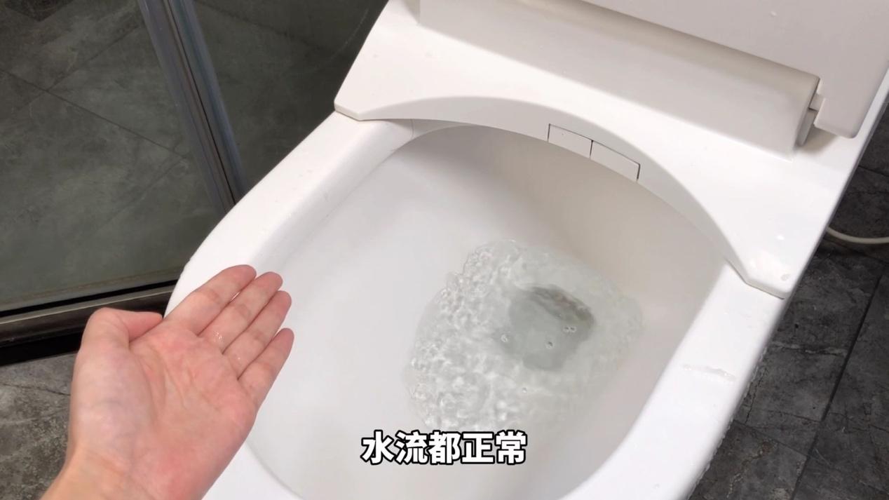 马桶堵塞别用热水冲！只需用一个塑料瓶，快速疏通无异味