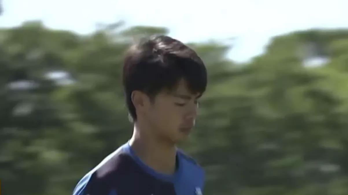 |过掉阿诺德的日本前锋，是如何从大学踢到英超的？还发表过论文