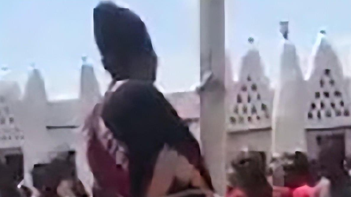 过往视频流出后，一对情侣被绑在柱子上，在城市广场上被鞭打