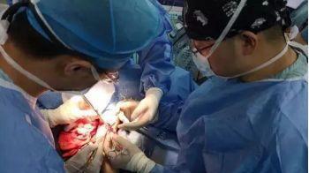 揪心！6岁女孩手臂三条神经被割断，这种夺命家具你家也有！