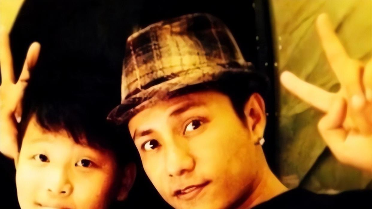 陈坤|陈坤20岁儿子晒近照！与一群精神小伙合伙搞艺术，五官越发像爸