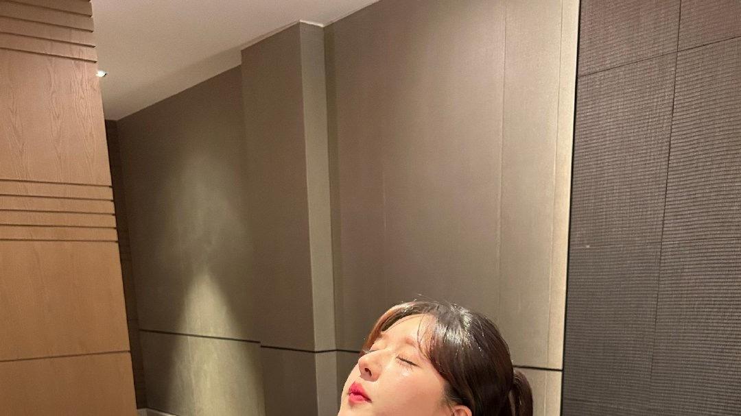 明星|露思晒照暴露女明星抓拍技巧：不必直视镜头，手拿道具自然微笑