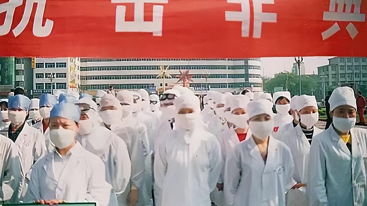 同属于冠状病毒，为何非典持续8个月就消失，而新冠却更加猖獗？