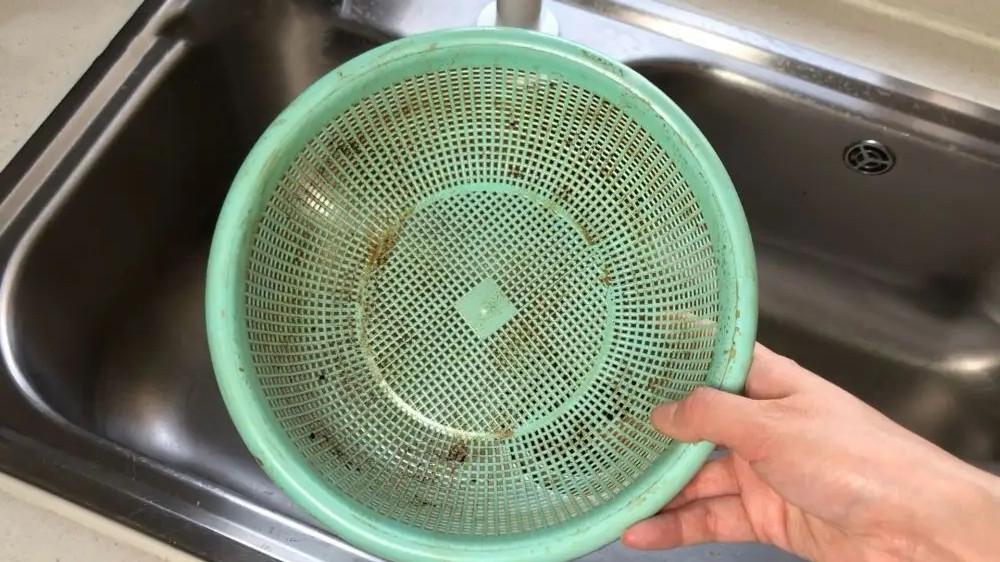 厨房的脏菜篮子，怎么刷都不干净？教你1招，用它泡一泡就搞定
