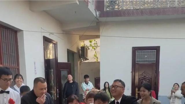 河南：男孩背不动出嫁的姐姐委屈得哭了，网友：有多重心里没数？