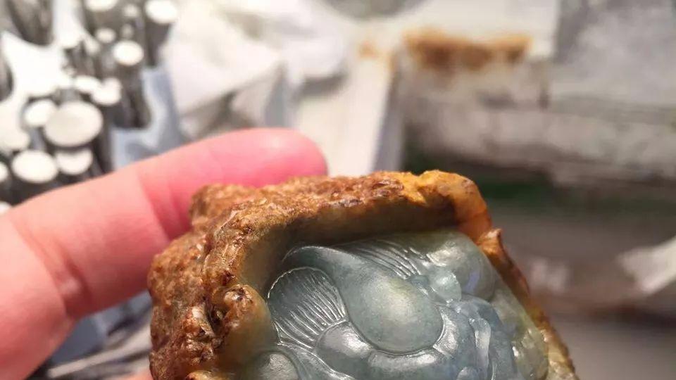 翡翠|2800淘的一块形状奇特的翡翠原石，雕刻出的麒麟更显霸气！