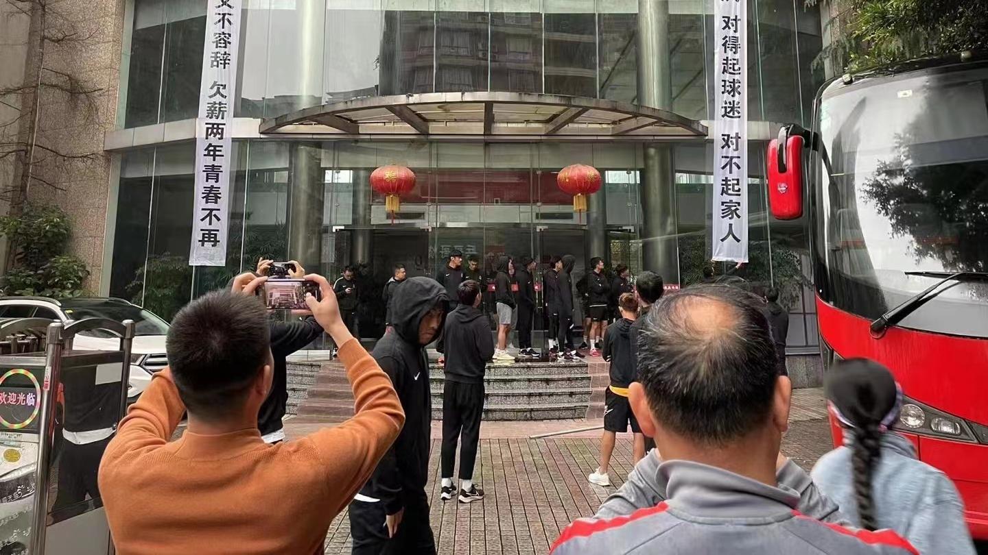 重庆|催化剂+导火索=重庆暴雷！泰山对手换了，主帅痛哭球员挂黑白横幅
