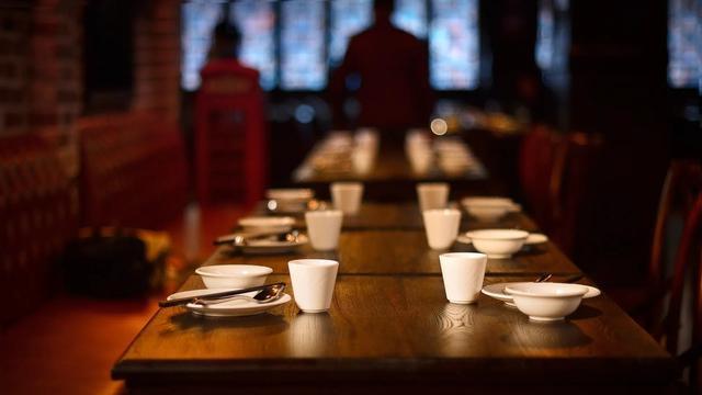 |同事做东请领导吃饭，却找我借3000元买单，让我看透了真正的人性