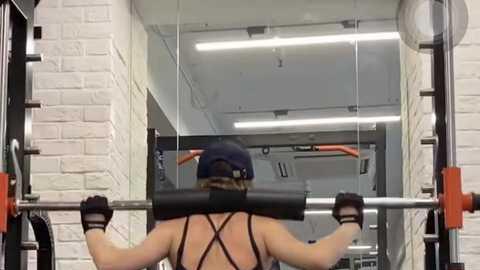 佘诗曼|佘诗曼健身视频曝光，穿运动衣秀肌肉线条，47岁的少女美背绝了