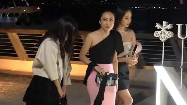 郑志刚|郑志刚举办富豪宴会，各路美女大咖齐登场，甘比跟何超欣成为主角