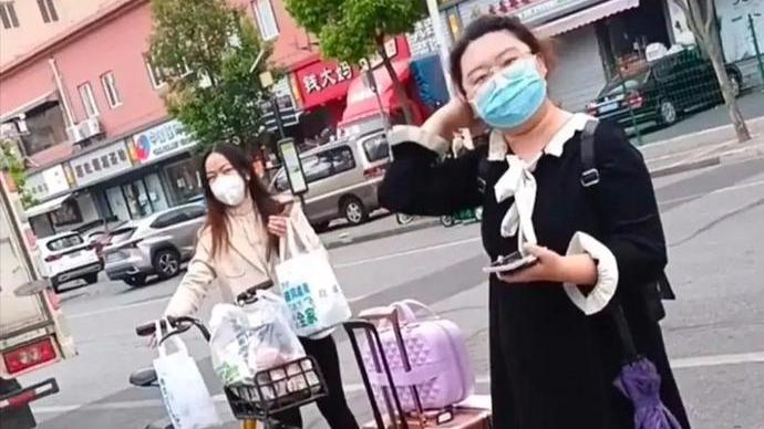 上海一名女子和路人的一段对话，暴露出她离开上海的原因