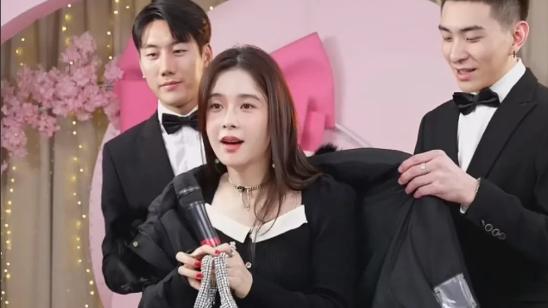 赵樱子|赵樱子直播跟男助理搞“暧昧”引发了网友的热议。怎么回事呢