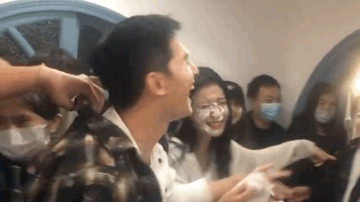 帅哥|杨洋新剧杀青，一脸蛋糕，笑得十分开心