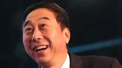 冯巩|64岁冯巩，登上热搜！网友：果然，优秀的人到老了依旧优秀！