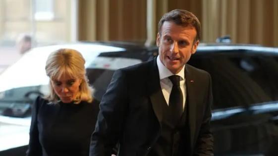 埃马纽埃尔·马克龙|参加女王葬礼穿运动鞋，跟丈夫全程在秀恩爱，布丽吉特不懂礼仪