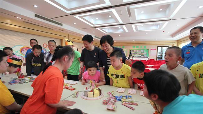 产科医生拐卖婴儿乘坐火车，行为异常邻座报警被抓