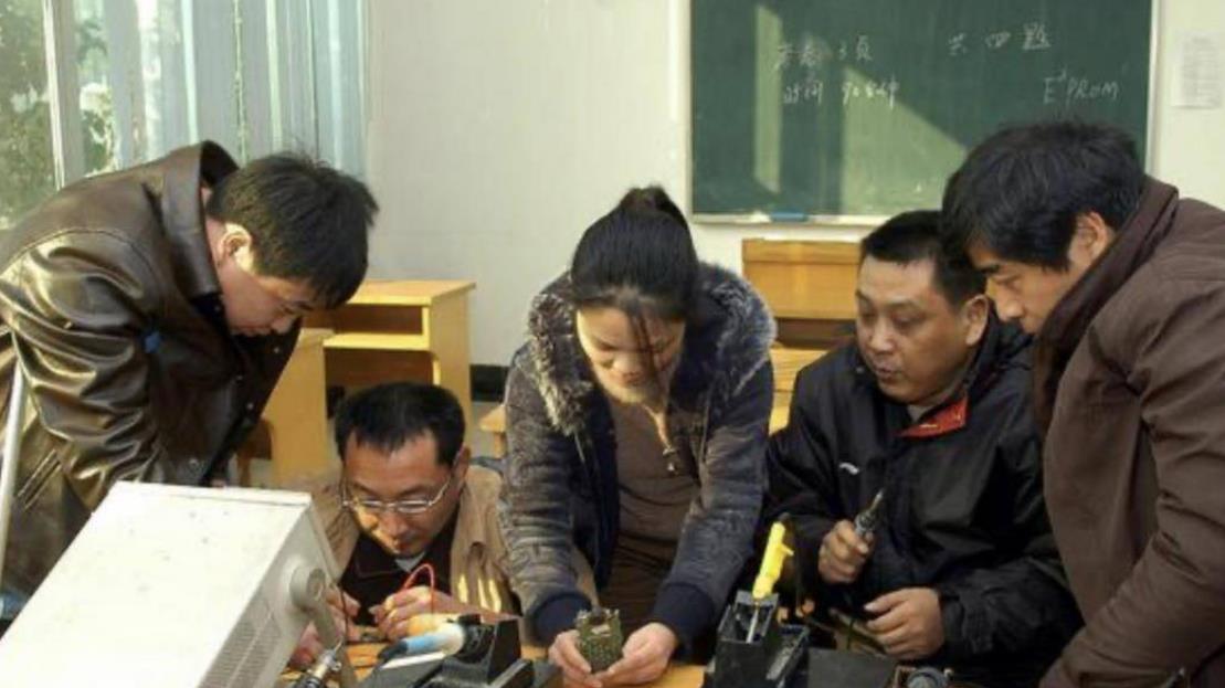 四川一位女子走遍广州、上海等上百家手机维修店，要修理她一部破旧的翻盖手机
