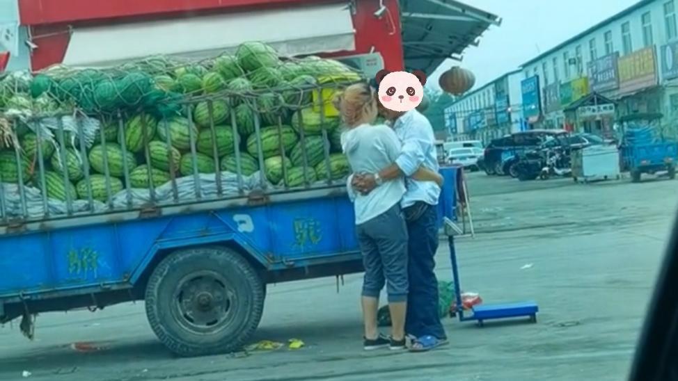男子带着女友在街头卖瓜，两个人只顾甜蜜，顾客秒变吃瓜群众