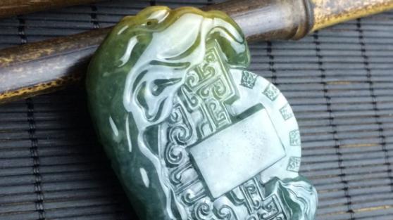 翡翠|其他色调的翡翠具备价值吗？浅蓝色和翠绿色的区别，谁更胜一筹？