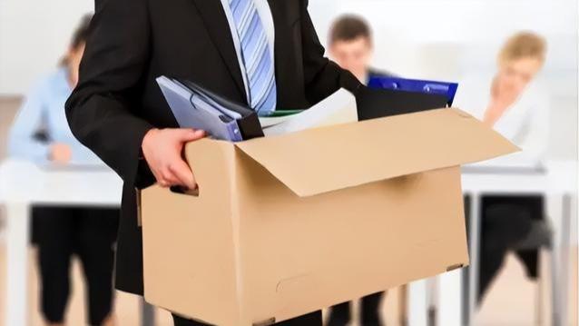 大学生|女生拒绝加班被开除，在网上发视频讲述遭遇，却反遭公司起诉赔偿