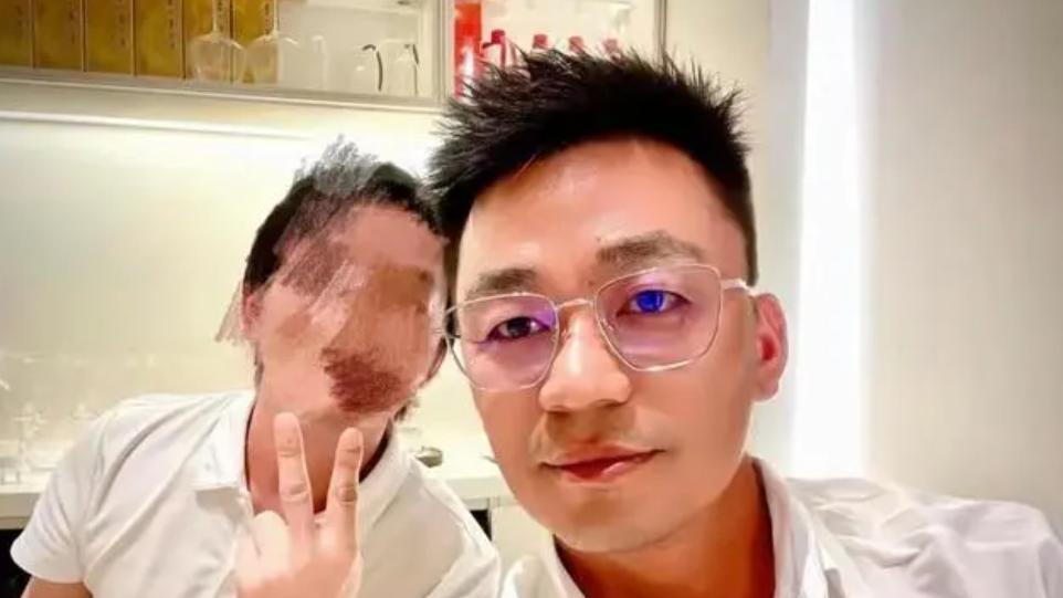 王宝强|王宝强与冯清享受烛光晚餐，打扮儒雅精致，女方说不停像在下命令