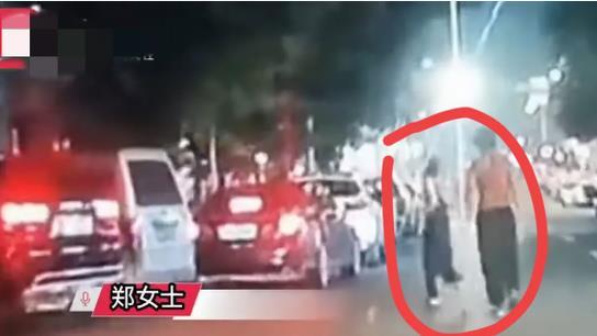 温州：女摊主拒绝陪酒，惨遭赤膊男子拿刀追砍，躲进便利店报警
