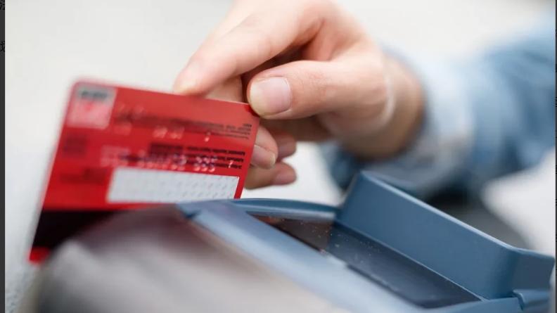 天津河东，男子消费买单发现被异地取走近3万元后，立即用该银行卡买了1瓶水，并打电话通知