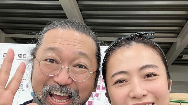 韩元|刘銮雄约吕丽君逛街后，甘比撇下他带仨儿女出国，是在生闷气吗？