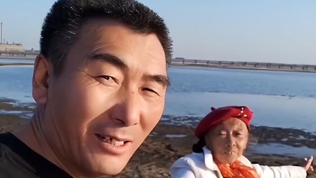 李玉成|85岁马玉琴鞋上踩满泥巴，一个人蹲路边清理，李玉成只顾拍视频