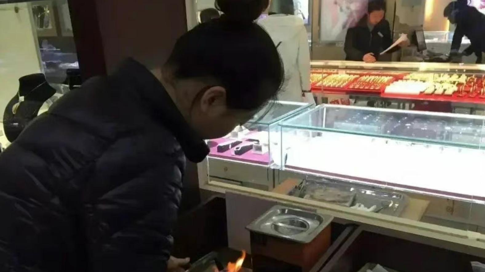 女子斥巨资购买金手镯，几年后发现并非足金，网友：退一赔三！