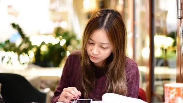 00后|一张开会照走红，00后学生与90后“泾渭分明”，堪称五彩斑斓的黑