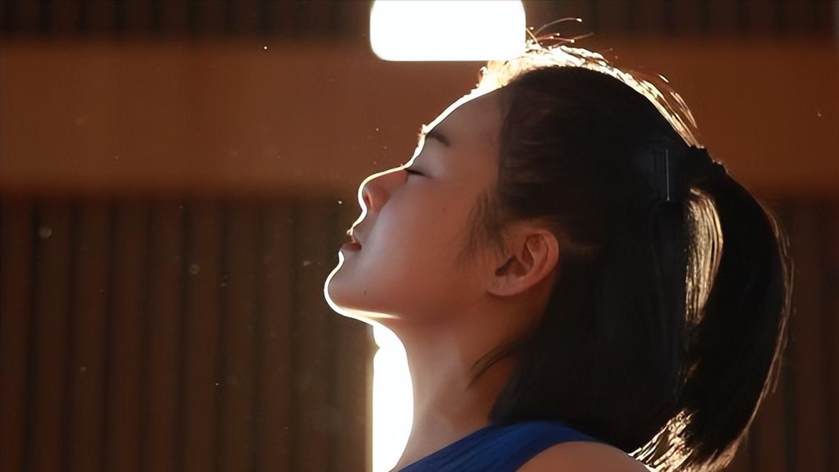 女孩给父母20万，父母偷偷给弟弟买套房，女子哭了：说好存嫁妆的