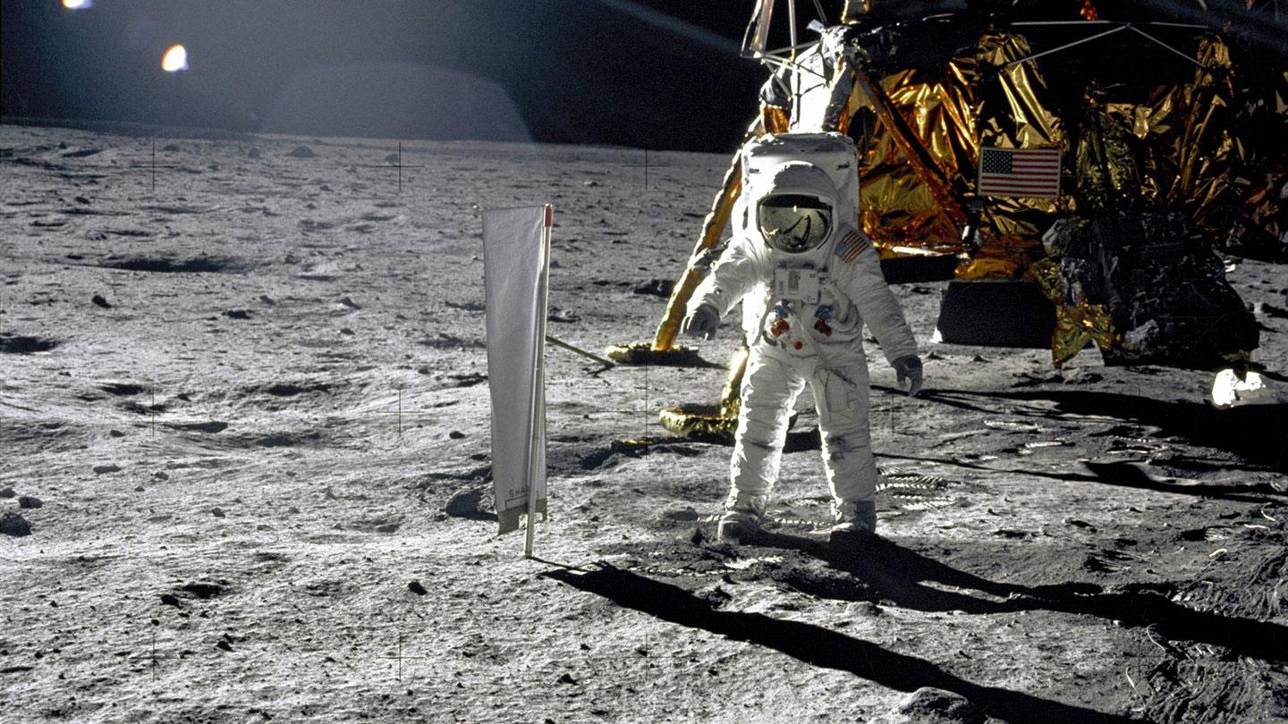 为啥月球上的五星红旗纹丝不动，美国国旗却在“飘扬”？