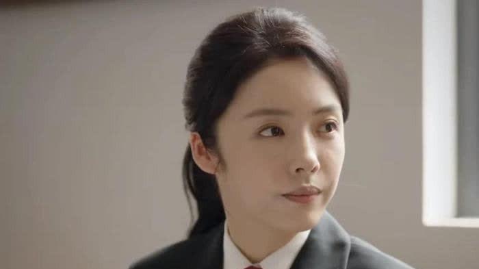 底线|蔡文静在《底线》里，真的将“菜鸟”演绎到底了。