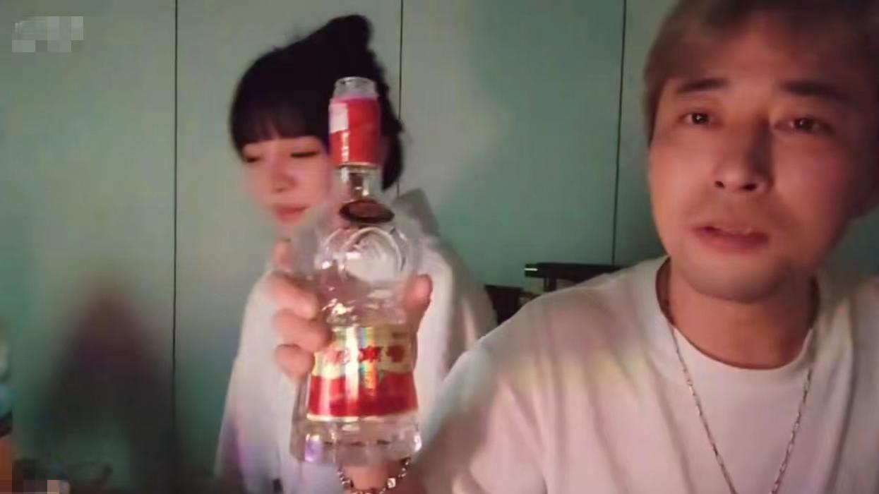 周淑珍控诉钱小佳：跟你混吃混喝之后，我马甲线没了！