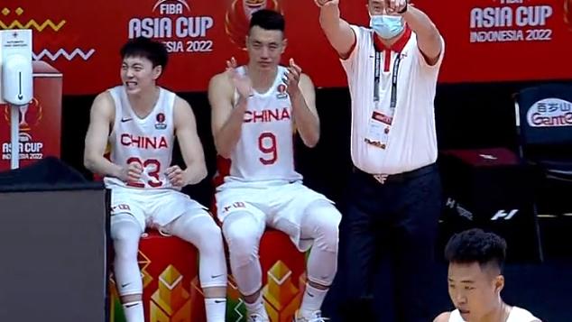 韩国队|中国男篮领先韩国2分，奇兵4个三分带队打13-3，杜锋场边庆祝