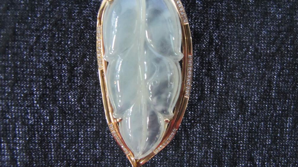 冰种翡翠|晶莹的冰种翡翠，哪怕有很高的价格，仍然受到无数人追捧