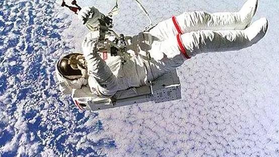 人暴露在太空中是先冻死还是先憋死？